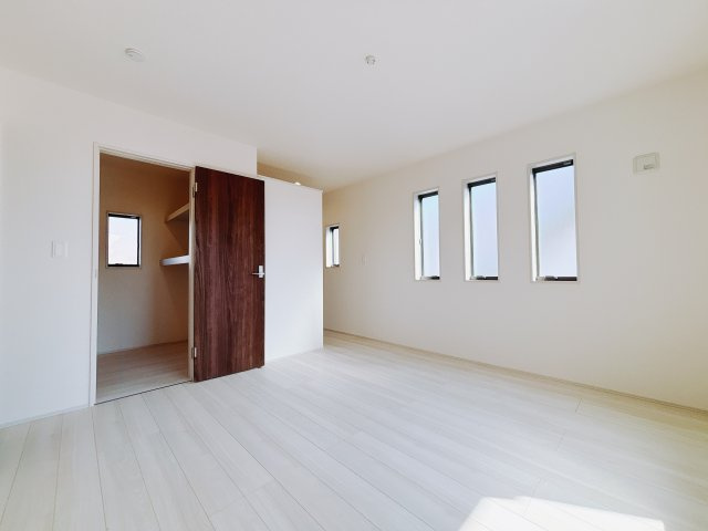 【新築戸建】第2前橋大胡 の寝室|■主寝室｜ベッドやテレビなどの大き目の家具を置いても余裕のある広々主寝室です♪家事やお仕事にお疲れなパパ・ママがゆっくりと過ごせる空間です♪