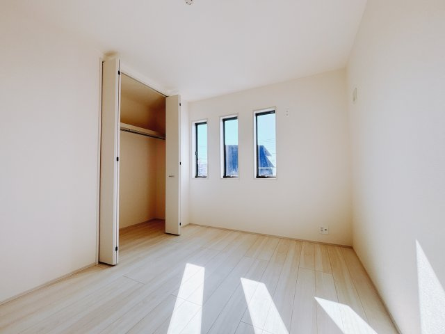 【新築戸建】第2前橋大胡 の洋室|■2階洋室｜ナチュラルカラーの床です。模様替えなどとても楽しく工夫できます♪陽当たり、風通しもとても良いので毎日快適な生活スタートです！子供部屋にも良いですね