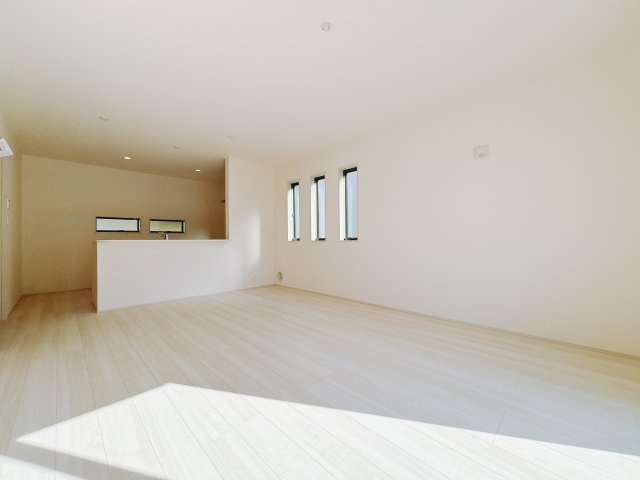 【新築戸建】第2前橋大胡 の居間・リビング|■リビング｜家族でゆったりくつろげる、居心地の良いリビング♪賃貸と違って、テレビや音楽の音を気にしなくて良いことが嬉しいですね(*＾＾*)