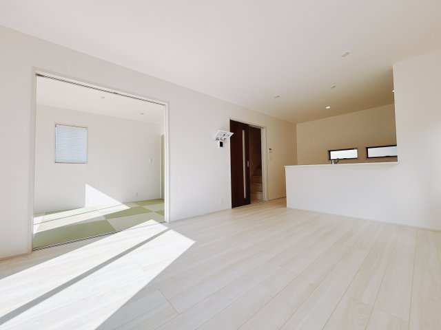 【新築戸建】第2前橋大胡 の居間・リビング|■リビング｜落ち着きのある表情を見せるリビングダイニング。太陽の光がたっぷり差し込むリビングは、自然とご家族が集まる居心地の良い空間です。