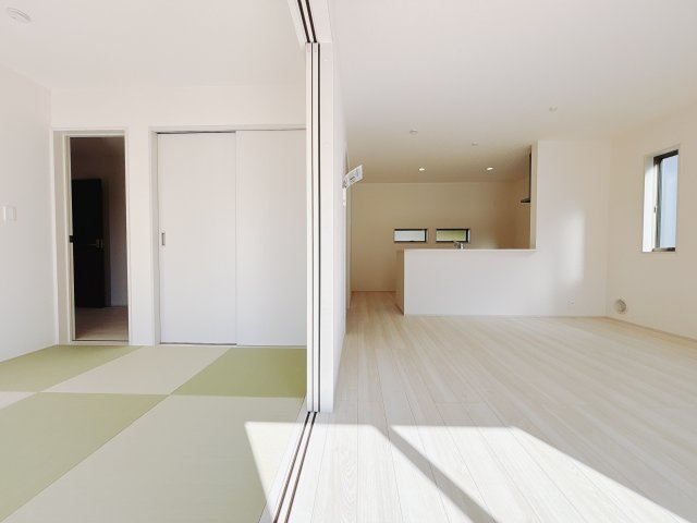 【新築戸建】第2前橋大胡 の居間・リビング|■リビング｜リビングと繋がっている和室は、お子様の様子を見守りながらお洗濯物を畳んだり、家事の合間のちょっとした休憩やのんびりお昼寝にも♪セカンドリビングとしてもお使いいただけます。