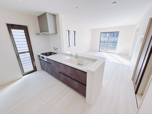 【新築戸建】第2前橋大胡 の居間・リビング|■リビング｜リビングまでの見通しが良く、家事をしながらでも、お子様の様子を見られるようになっています。お子様がいつもママのそばにいる安心感も生まれます♪