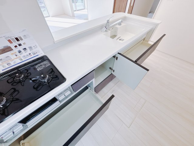 【新築戸建】第2前橋大胡 のキッチン|■キッチン｜全スライド式収納キッチン♪お皿や鍋の出し入れもラクラクです（＾＾）！