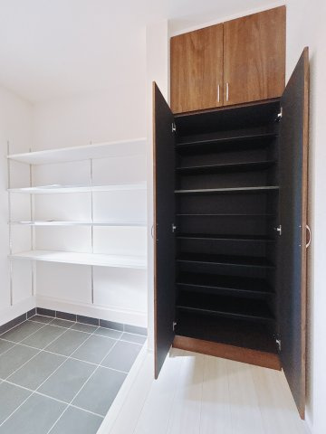 【新築戸建】第2前橋大胡 の玄関|■玄関｜毎日の「いってらっしゃい」や「お帰りなさい」を大切なご家族と過ごす玄関は〈使いやすさ〉を追求しております。玄関横の物入は急な来客時でもさっとお片付けできるスペースを確保しています。