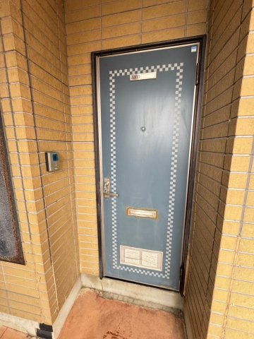 柏崎市大字佐藤池新田のアパートの玄関