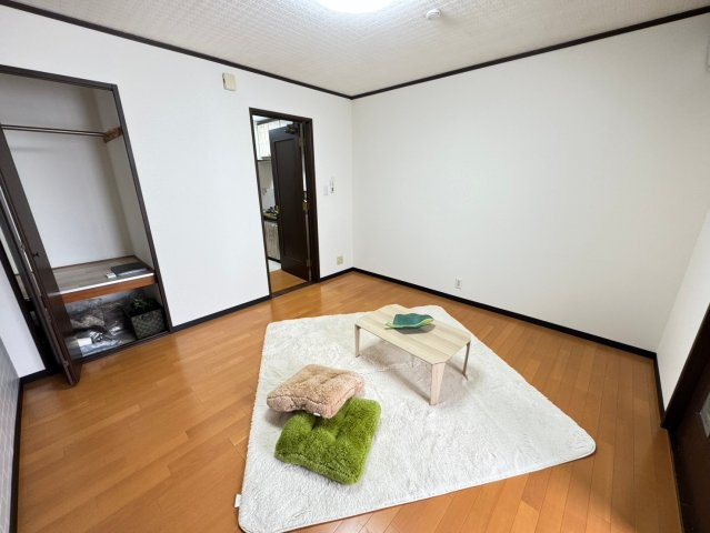 柏崎市大字佐藤池新田のアパートの居間・リビング