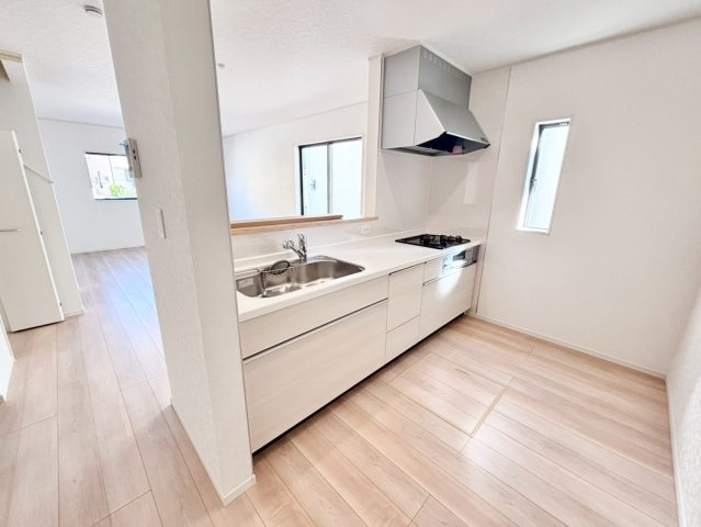 野田市尾崎第17　新築戸建　1号棟のキッチン|カウンターは少し高くなってますので、手元が隠れて来客からは見えにくくなってます♪							
