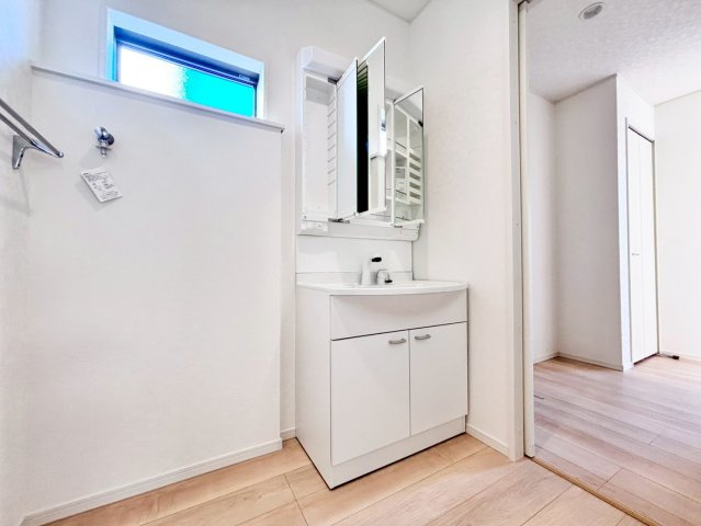 野田市尾崎第17　新築戸建　1号棟の独立洗面台|三面鏡の大きな鏡は憧れます(^^♪鏡の後ろは収納となっていて、細かいものでも収納できるのでスッキリと整理できます！							
