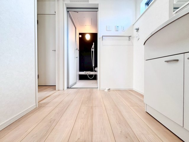 野田市尾崎第17　新築戸建　1号棟の脱衣所|ゆったりとした洗面所で、忙しい朝の支度もストレスなくできますね♪							
