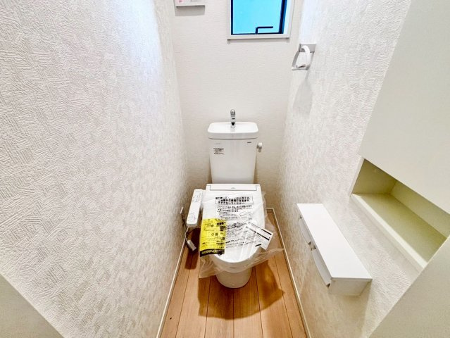 野田市尾崎第17　新築戸建　1号棟のトイレ|小窓が付いているので、トイレも明るい空間になっております♪							
