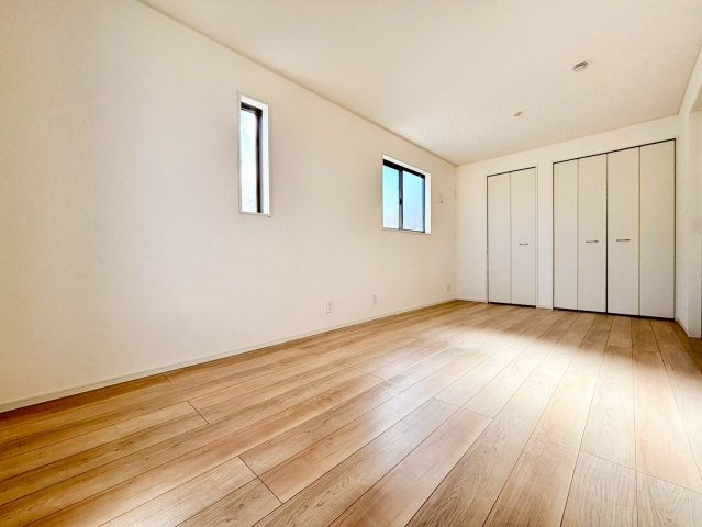 野田市尾崎第17　新築戸建　1号棟の寝室|広めの主寝室は、ベッドの他にもパソコンデスクやドレッサーなども置けちゃいます(*^-^*)							
