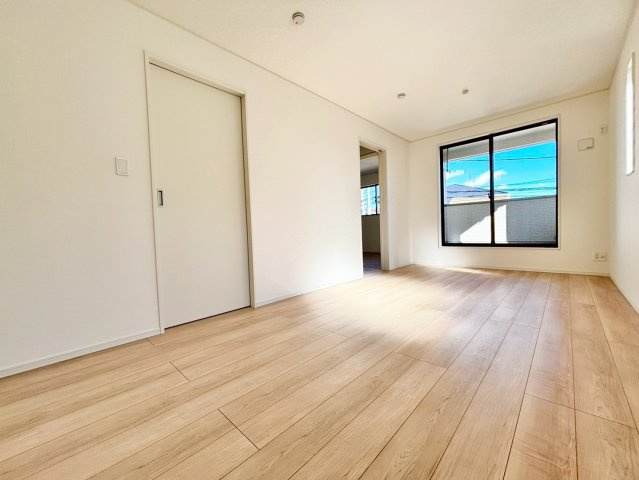 野田市尾崎第17　新築戸建　1号棟の洋室|バルコニーに面している洋室は、主寝室にどうぞ(^^)/							
