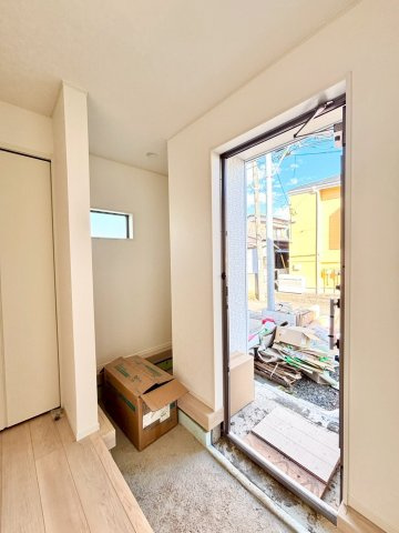 野田市尾崎第17　新築戸建　1号棟の玄関|"シューズクロークは、レインコートやベビーカー、ゴルフバッグなど大きな荷物を置けるので、いつでも玄関を綺麗に保てます(*^-^*)"	