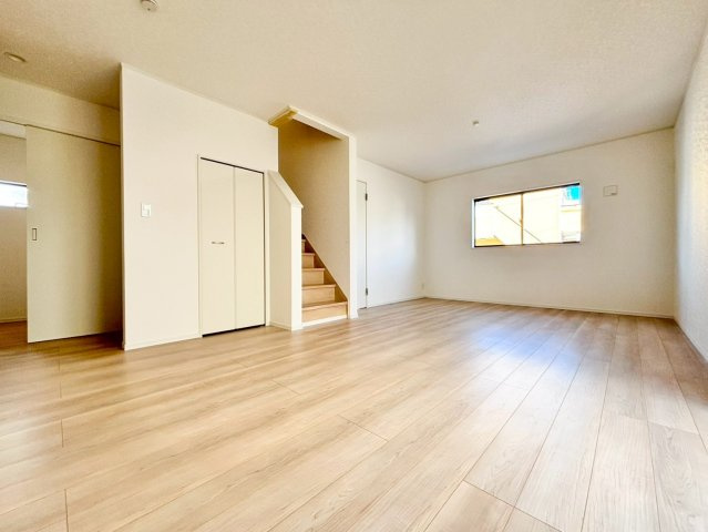 野田市尾崎第17　新築戸建　1号棟の居間・リビング|リビング階段は、家族が自然と顔を合わせられます(*^^*)お子様の思春期も、コミュニケーションがより一層はかれますね♪							
