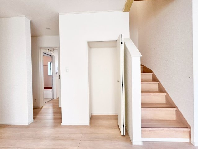 野田市尾崎第17　新築戸建　1号棟の収納|リビングにもクローゼットを配備。ご家族皆様で共有すれば、リビングについ置きっぱなしにされがちな衣類もスッキリと片付きます♪							
