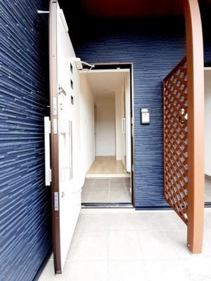 【玄関】 | アリビオ・リラⅠ | 明るい玄関です