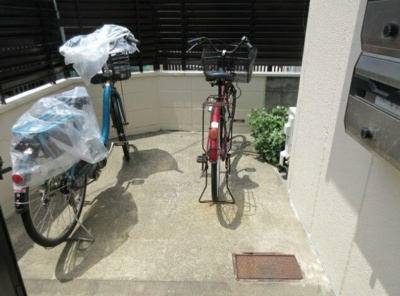 【駐車場】 | ロンジング | 敷地内に自転車置き場があります