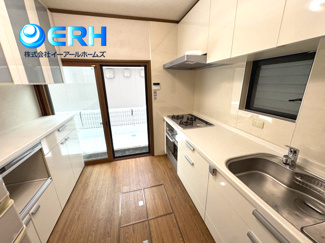 【キッチン】 | 水道筋6丁目戸建 | カップボード付きでお片付けが非常にラクラクな食洗器付きのキッチンです。