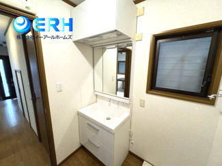 【独立洗面台】 | 水道筋6丁目戸建 | 朝の忙しい時間も広々シャンプードレッサーがあればらくらくです。
2階にも同タイプの洗面台があります。