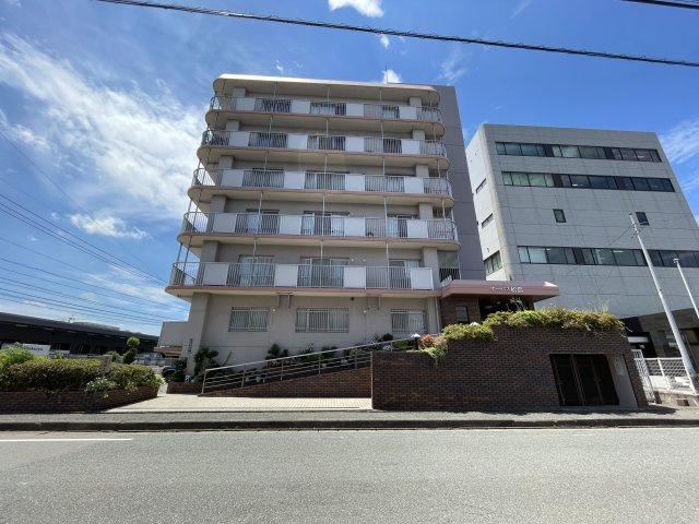 【外観】 | サーパス松島 | 敷地内駐車場に空きがあるので車をお持ちの方でも安心です