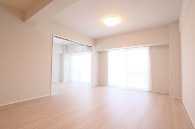 【居間・リビング】 | サーパス松島 | 大きな窓のあるLDKは明るさたっぷり。食事のときも、くつろぎの時間も楽しい家族の時間をすごせそうです