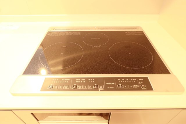 【キッチン】 | サーパス松島 | オール電化住宅なので、火を使わず安心安全。お財布に優しいIHクッキングヒーターはお掃除も楽ちんです