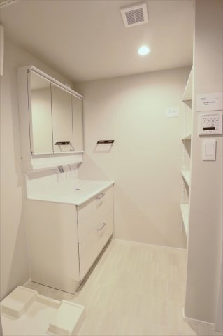 【独立洗面台】 | サーパス松島 | 三面鏡裏収納付きの洗面台で、散らかりがちな洗面回りもすっきりと片付きます