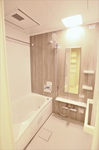 【浴室】 | サーパス松島 | 雨の日でも洗濯に困らない浴室乾燥機、いつでも暖かいお風呂に入れる追い焚き機能付きのバスルーム