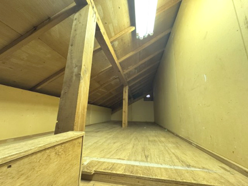 屋根裏収納