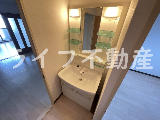 サングリーン布施の独立洗面台|独立洗面台、小物を置くことができて便利です