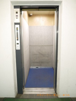 【その他共用部分】 | 階段移動の手間を省く現代の必需設備です。