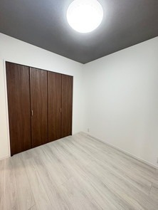 【洋室】 | スカイハイツ神松寺 | 4.8帖の洋室。リビングとは引き戸でフラットにつながっているので開け放して広く使うこともできます