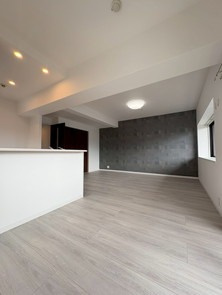 【居間・リビング】 | スカイハイツ神松寺 | リビングは広く落ち着く空間になっており、お好きなレイアウトを楽しめます