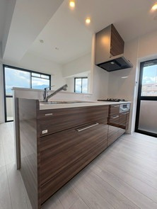 【キッチン】 | スカイハイツ神松寺 | お料理をしながら会話を楽しめるカウンターキッチンです。食洗機付きで後片付けも楽々