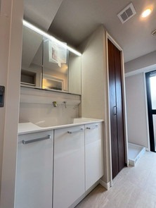 【独立洗面台】 | スカイハイツ神松寺 | 三面鏡裏収納付きの洗面台で、散らかりがちな洗面回りもすっきりと片付きます