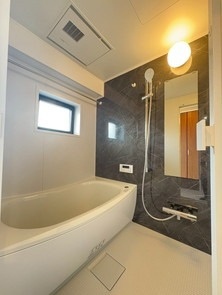 【浴室】 | スカイハイツ神松寺 | 浴室に窓がついてるので換気が楽にできカビ対策に効果大！もちろん浴室乾燥機も搭載しております