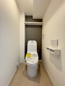 【トイレ】 | スカイハイツ神松寺 | 冬は便座も温水も温かく快適なシャワー付トイレ。上部には収納棚を設置◎