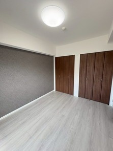 【洋室】 | スカイハイツ神松寺 | 玄関側の広々とした洋室は収納スペースがたっぷり！どんなお洒落さんでも安心の大容量収納が自慢です