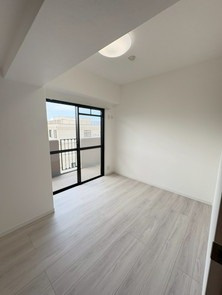 【洋室】 | スカイハイツ神松寺 | 5帖の洋室。バルコニーに面した明るい洋室で換気や採光ばっちりです