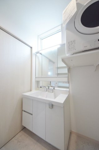 丹那町の洗面所|清潔感あふれるシャワー付洗面台と洗面室。余裕のスペース。窓もあり明るく通気も良いです