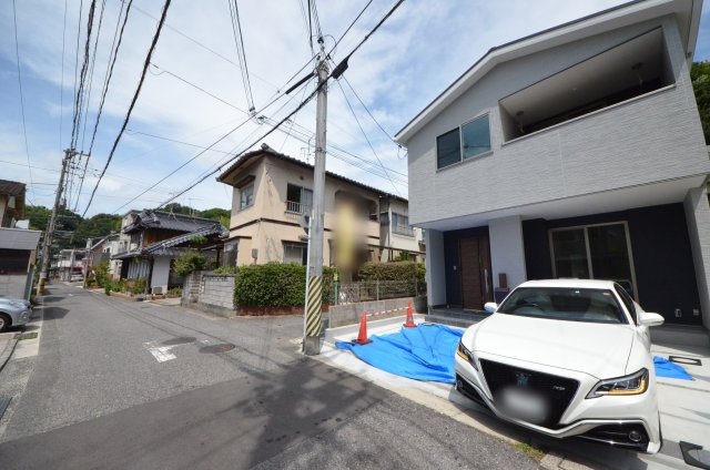 丹那町の前面道路含む現地写真|前面道路は交通量が少なく駐車楽々