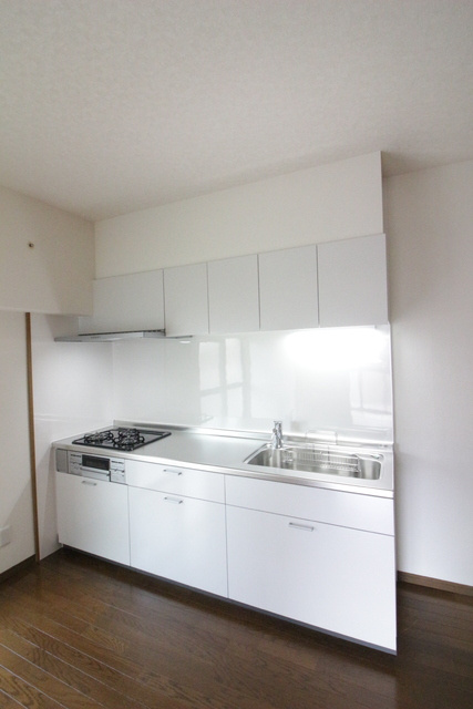 シャルムⅡのキッチン|3口コンロ・グリル付のシステムキッチンです♪