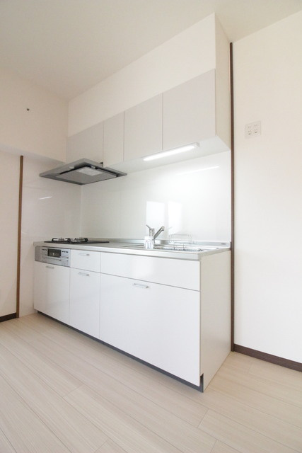 シャルムⅡのキッチン|3口コンロ・グリル付のシステムキッチンです♪