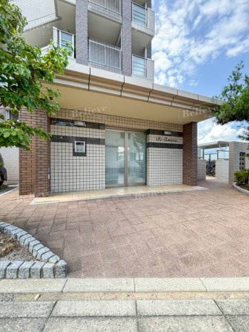 リ・エミネンスのエントランス|オートロック付きのエントランス☆