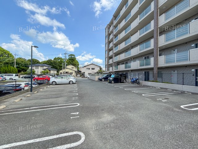 リ・エミネンスの駐車場|駐車スペースもあります♪