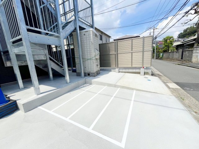 ブリリアンス根岸の駐車場