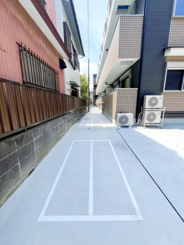 ブリリアンス根岸の駐車場