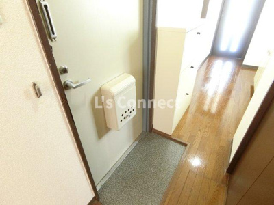 【玄関】 | メゾンナバタ一番町 | 下駄箱付で靴も収納できます。