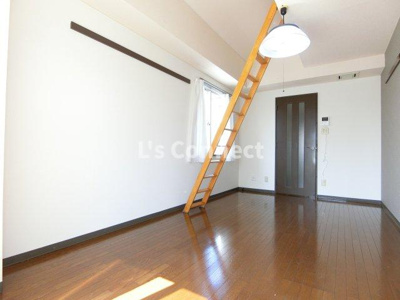 【居間・リビング】 | メゾンナバタ一番町 | 角部屋で２面に窓があります。