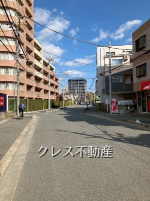 【前面道路含む現地写真】 | 飯田グループ販売戸数全国7位の現地販売会社です【戸田市中町２-１０-１３付近】 | 西側12.2m公道。
現地（2025年11月）撮影